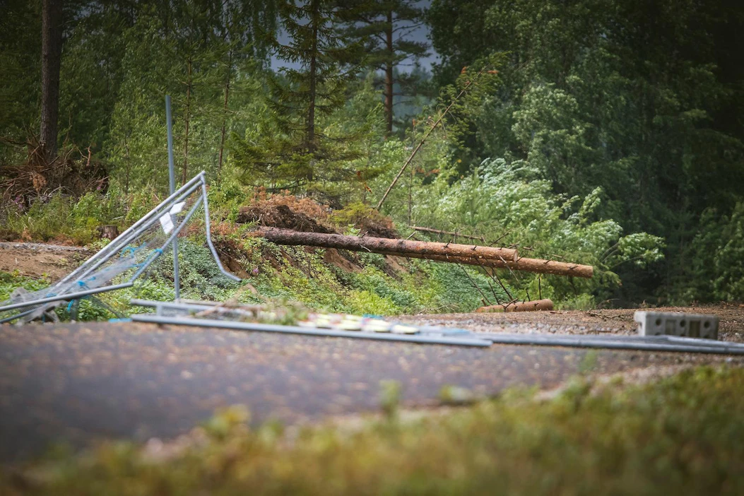 Maan lounaisosaan ennustetaan laajoja myrskytuhoja ja ihmisten tulisi pysyä sisätiloissa.