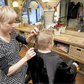 Heli Härmä-Hodzic (vas.) kertoo hinnoittelun olevan vaikeaa palvelualalla.Irma Riekkinen on ollut  saman parturikampaamon asiakas vuodesta 1983. Jaakko Kilpiäinen