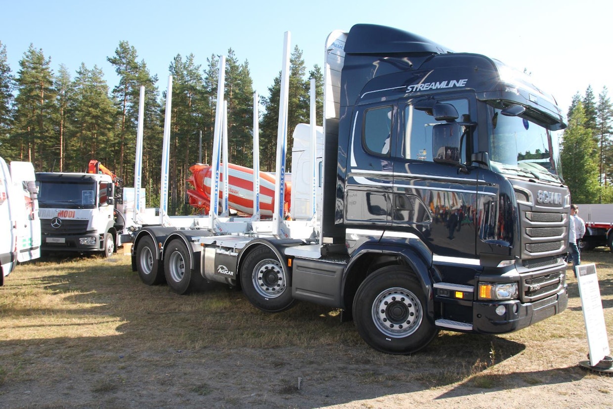 Scania R 730 LB8x4/4NHB puutavara-auto on varustettu nostavalla 2. akselilla sekä mukavalla ilmajousituksella edessä että takana. Akselipainot ovat edessä 9 000 kg ja takana 8 000+9 500+9 500 kg, jolloin tekninen kokonaismassa on 36 tonnia. (TR)