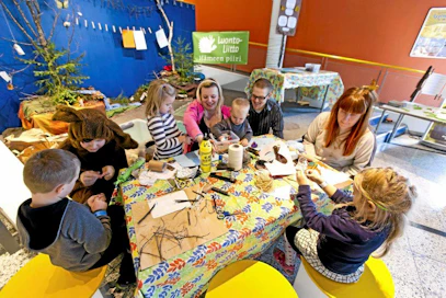 11.10.2014 Tampere. Särkänniemi. Koululaisten syysloma alkoi perjantaina. Särkänniemessä vietetään koulujen lomaviikon ajan 11-19.10.2014 Syysseikkailu -tapahtumaa. Luontoliiton Hämeen piirin järjestämä Ystävyyden metsä, jossa lapset saivat askarrella. Vasemmalta: Onni Ahvamaa (6v Raisiosta), jänis, Aurora (4v), Aleksandra, Daniel (2v) ja Timo Salokas Tampereelta, lintu ja Ebba Peltonen (4v Helsingistä).
