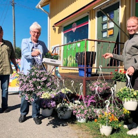 Pentti ja Ritva Rimpinen tulivat ostoksille 11 kilometrin päästä Skaftungista. ”Pirjon kauppa loppui meiltä kymmenisen vuotta sitten, ja tämä on nyt lähin.  Tuon ottaisin tuolta, siinä on niin erikoiset kukkaset”, Ritva Rimpinen viittoilee Rosa Sinervolle.