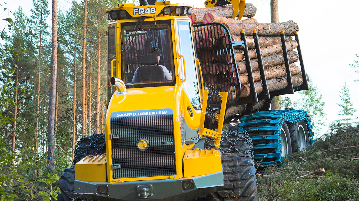 Sampo Rosenlew on aikaisemmin panostanut varovasti metsäkonevalmistuksen lisäämiseen. Nyt yritys on ottanut varsinaisen kolmen harppauksen loikan eteenpäin, sillä samalla kertaa julkaistiin Porissa kehitetty FR48-kuormatraktori ja kaksi muuta Kurikassa suunniteltua, tuotatta. Yritys muuttui kerralla laajassa mielessä tavaralajimenetelmän konemalliston valmistajaksi.