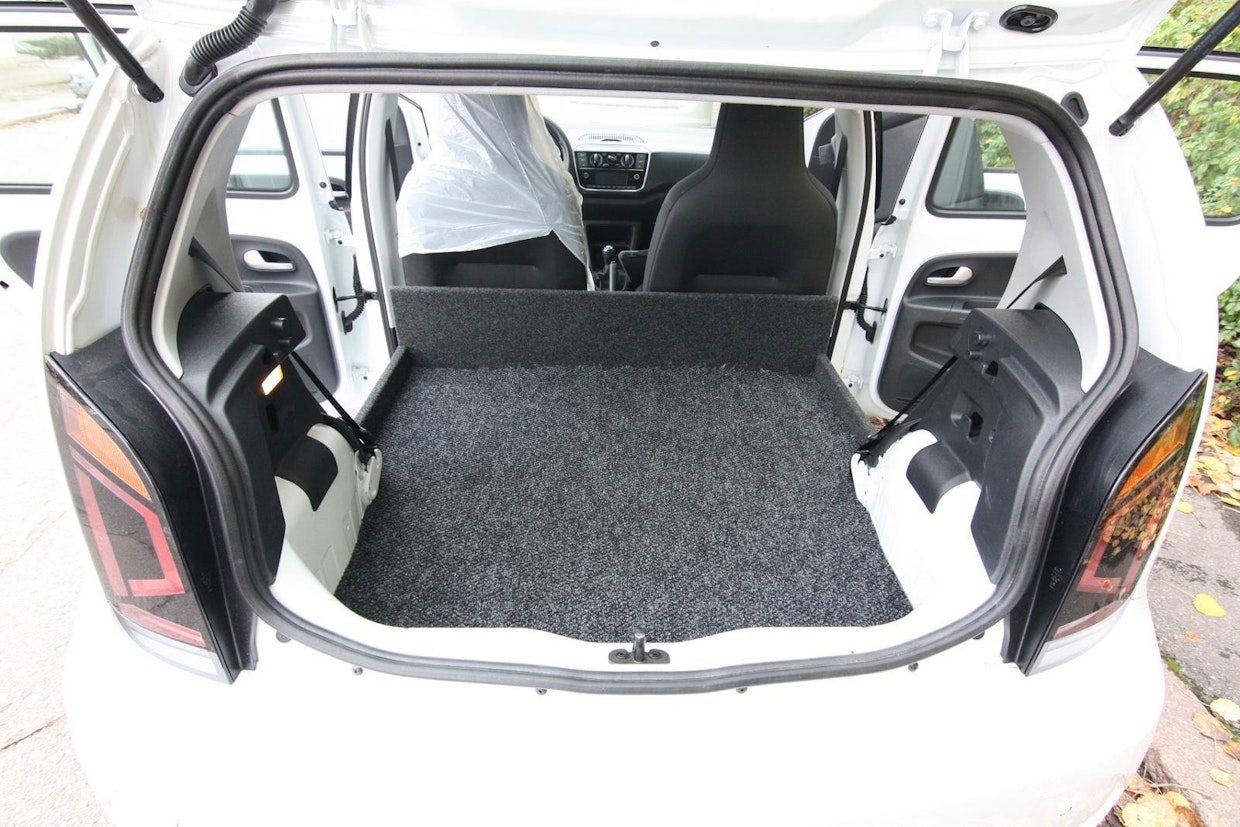 Volkswagen up! Cargon takaistuinten paikalle asennettaan kangaspäällysteinen vanerointi. Tilaa 0,93 m3 ja kantavuutta 433 kg.