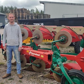 Kuvassa Karjaan Raudan kauppias Kaj Björklöf sekä AgTechin toimitusjohtaja Thomas Björklöf.
