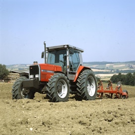 Massey-Ferguson esitteli vuoden 1986 lokakuun alussa uuden traktorisarjansa. Ulkonäkönsä puolesta se ei kovin paljon eronnut aikaisemmista. Sen sijaan mahdollisuus elektroniikan monipuoliseen hyödyntämiseen oli sisäänrakennettuna alusta alkaen. Kuvassa MF 3080 Datatronic, jossa tietokone on mukana.