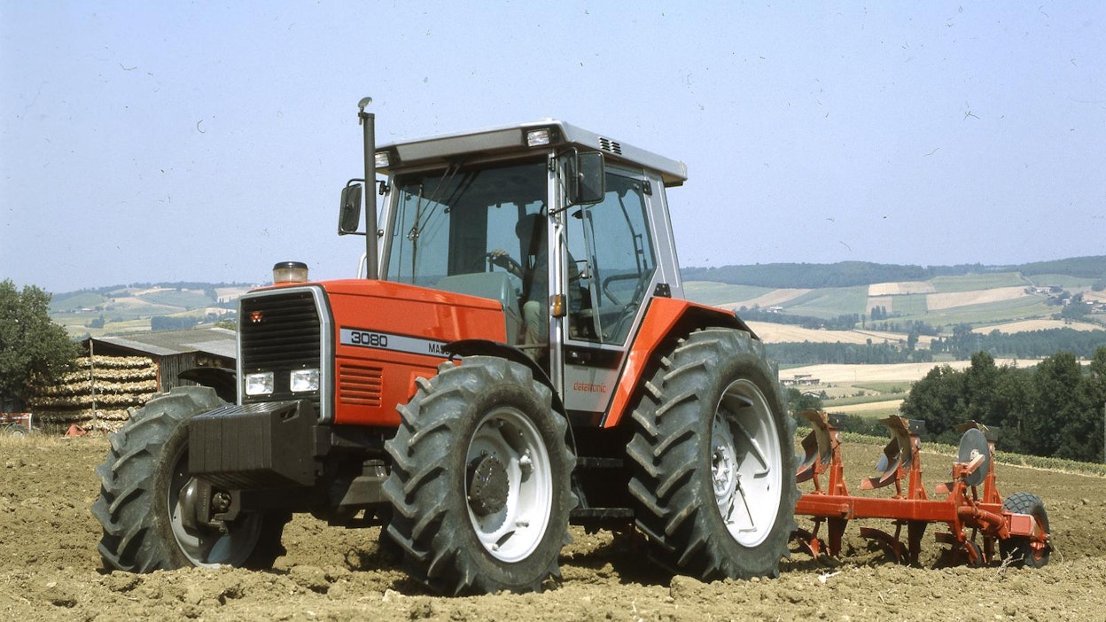 Massey-Ferguson esitteli vuoden 1986 lokakuun alussa uuden traktorisarjansa. Ulkonäkönsä puolesta se ei kovin paljon eronnut aikaisemmista. Sen sijaan mahdollisuus elektroniikan monipuoliseen hyödyntämiseen oli sisäänrakennettuna alusta alkaen. Kuvassa MF 3080 Datatronic, jossa tietokone on mukana.