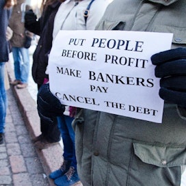 Kreikan velkojen mitätöimistä vaadittiin mielenosoituksessa Helsingissä. Myös professori Vesa Kanniaisen mukaan Kreikan velkaa olisi leikattava.