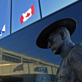 Nova Scotian ja Kanadan liput laskettiin puolitankoon Kanadan ratsupoliisin toimistorakennuksen edustalla Dartmouthissa Nova Scotiassa.