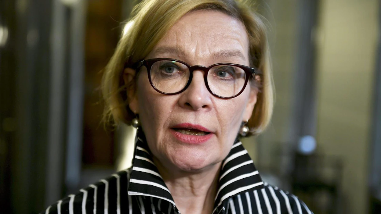 Paula Risikon mielestä eduskunnan ei pitäisi riidellä istumajärjestyksen kaltaisesta asiasta. LEHTIKUVA / MARTTI KAINULAINEN