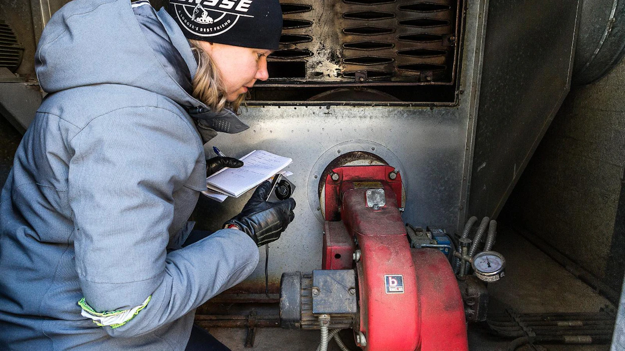 Neuvontakorvausta voi saada esimerkiksi tilan energiaratkaisujen läpikäyntiin. ProAgria-Etelä-Suomen neuvoja Kaisa Halme Neuvo2020-käynnillä talvella 2017 Sastamalassa. Kuvituskuva.