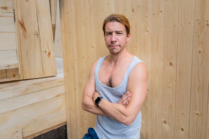 Seinäjoella Törnävän kesäteatterissa esitetään kesällä 2019 Monty Pythonin musikaalikomedia Spamalot. Komediassa on mukana myös näyttelijä Aku Hirviniemi.
