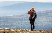 Näkyykö lintuja? Värriön tutkimusaseman kesätyöntekijä Sini Salko silmä kovana.