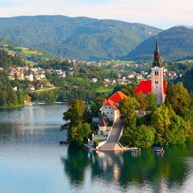 Kaunis Bled sijaitsee lähellä Itävallan rajaa.