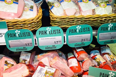 Paikallista sinulle -lätkät jäävät K-supermarket Kankaroon pidemmäksikin aikaa kertomaan asiakkaille, mistä voi napata lähituotteita mukaansa.