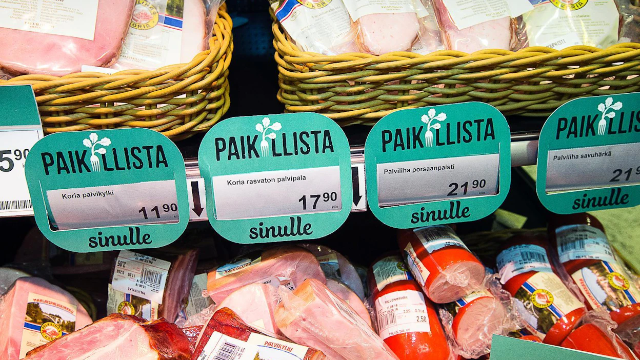 Paikallista sinulle -lätkät jäävät K-supermarket Kankaroon pidemmäksikin aikaa kertomaan asiakkaille, mistä voi napata lähituotteita mukaansa.