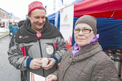 Vasemmistoliiton inarilainen ehdokas Matti Luukkonen keskustelee Tornion markkinoilla Helli Raution kanssa.