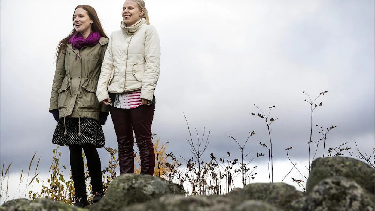 Katarina ja Hanna-Kaisa hakevat elämälleen suuntaa Vamos-nuorten starttiryhmässä. He haluavat kumota ennakkoluuloja, joiden mukaan avun tarpeessa olevat nuoret olisivat kaikki yksinäisiä, eläisivät roskaruualla tai käyttäisivät päihteitä. Jotkut tarvitsevat vain hieman ohjausta oikealle polulle. Kari Salonen