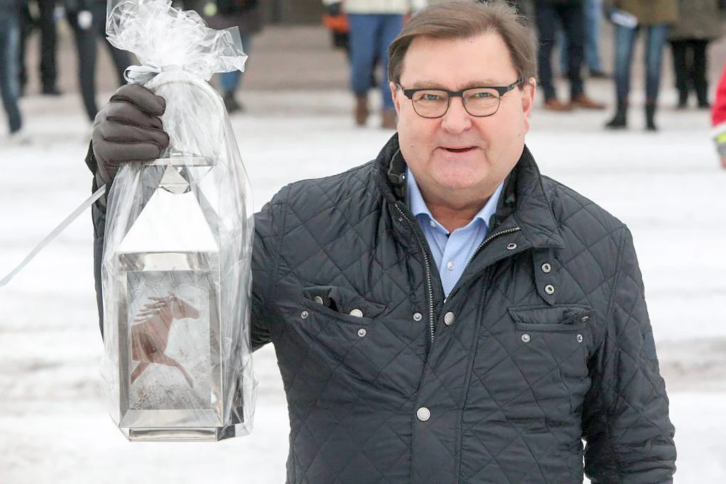 Vermon puheenjohtaja Juha Lyytinen esitteli lauantaina "uuden aikakauden" kunniapalkintoa.