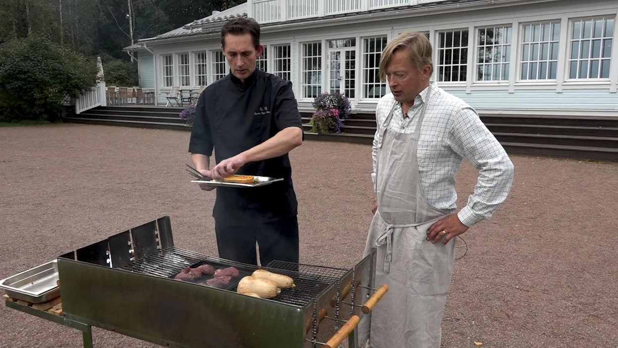 Jyrki Yli-Uotila keittiöpäällikkö, Haikon kartano ja Olli Kangas Jahtikuksasta grillaavat hirvenfilettä ja kurpitsa.
