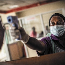 Terveydenhuollon työntekijä Agnes Nakubulva testaa Ugandaan saapuvia matkailijoita Enteben lentokentällä. Testi paljastaa kuumeen. Tavoite on torjua ebolan leviäminen. Samalla havaitaan muitakin tauteja, esimerkiksi malariaa. Juho Paavola