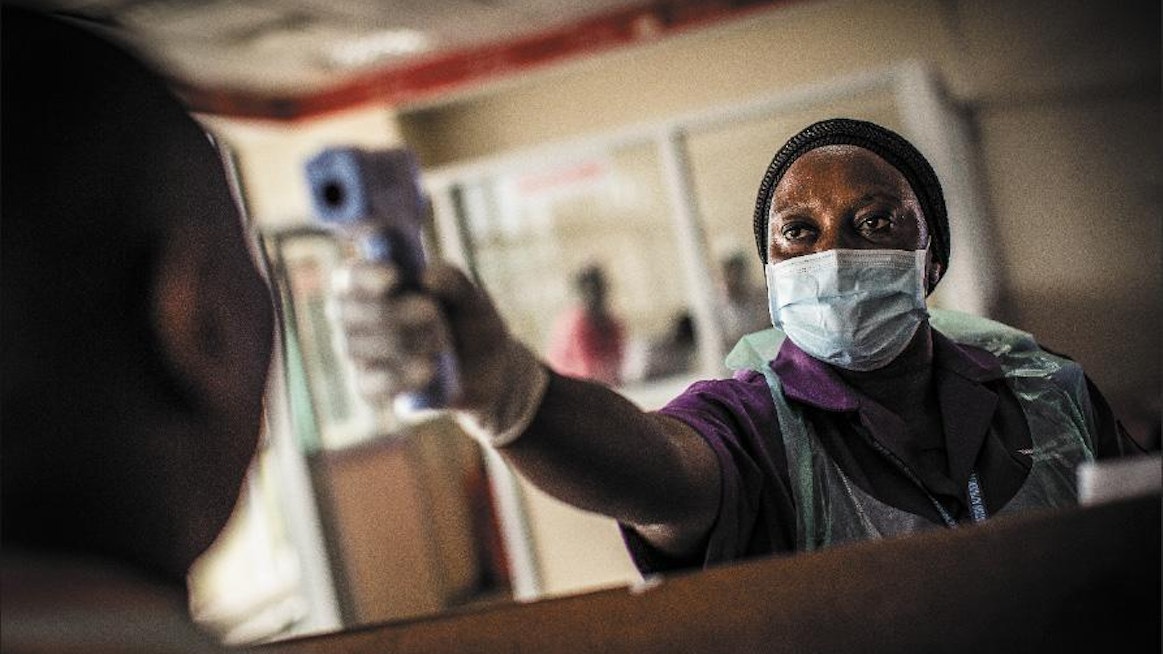 Terveydenhuollon työntekijä Agnes Nakubulva testaa Ugandaan saapuvia matkailijoita Enteben lentokentällä. Testi paljastaa kuumeen. Tavoite on torjua ebolan leviäminen. Samalla havaitaan muitakin tauteja, esimerkiksi malariaa. Juho Paavola