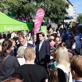 Keskustalaiset jalkautuivat tänään Jyväskylän kävelykadulle tapaamaan keskisuomalaisia pääministeri Juha Sipilän johdolla.