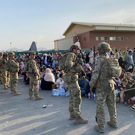 Suomen on määrä päättää tänään sotilaiden lähettämisestä Afganistaniin. Kuvassa yhdysvaltalaissotilaita Kabulin lentokentällä 19. elokuuta 2021. LEHTIKUVA/AFP