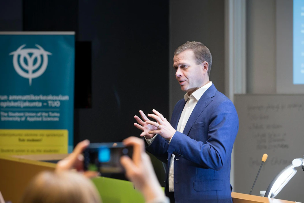 Satovahinkojen verosta luopumisella luodaan pohjaa vakuutuksiin siirtymiseen, sanoo Petteri Orpo. Maanantaina Orpo osallistui Turussa ammattikorkeakoululaisten tilaisuuteen.