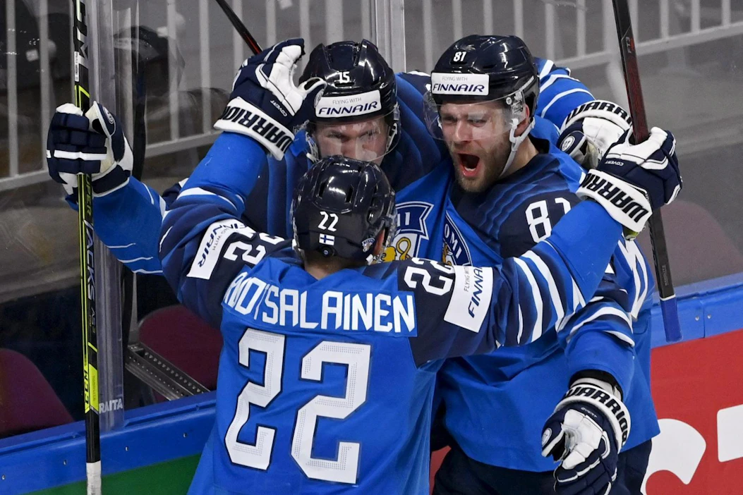 Anton Lundell, Arttu Ruotsalainen ja Iiro Pakarinen juhlivat Suomen 1-0 -maalia välieräottelussa. LEHTIKUVA / JUSSI NUKARI