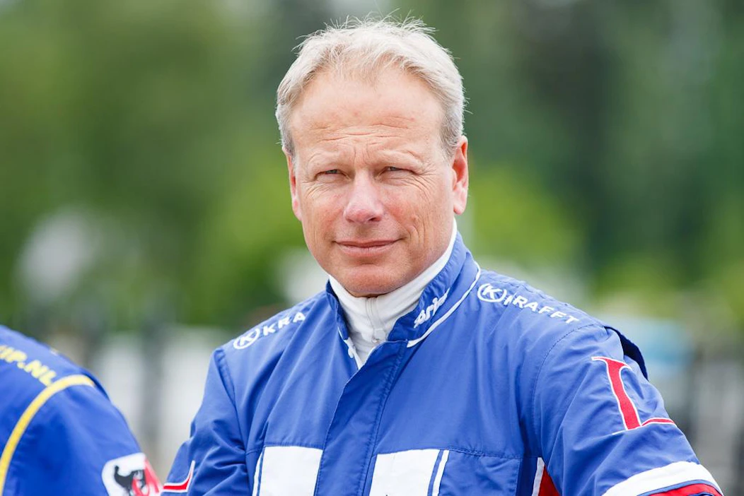 Joakim Lövgren ohjastaa illan toista T86-pankkia, valmentamaansa Nanetta Hilliä. Saksalaistamma ei ole hävinnyt viidessä startissaan Lövgreniltä, vaikka yhden juoksun alussa se jäi ainakin 100 metriä muista.