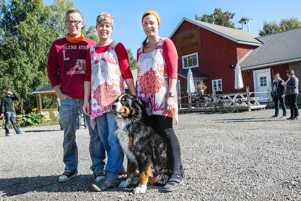 Jyrki ja Päivi Hasila sekä Sanna Vallius hoitavat maatalouden sivuelinkeinona Myllyn Kuppia ja kakkua. Leon tehtävänä on tervehtiä vieraita ystävällisesti.