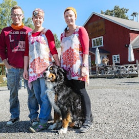 Jyrki ja Päivi Hasila sekä Sanna Vallius hoitavat maatalouden sivuelinkeinona Myllyn Kuppia ja kakkua. Leon tehtävänä on tervehtiä vieraita ystävällisesti.