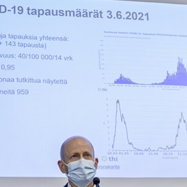 THL:n ja STM:n tiedotustilaisuudessa ylilääkäri Otto Helve THL:stä kävi läpi Suomen koronatilannetta.