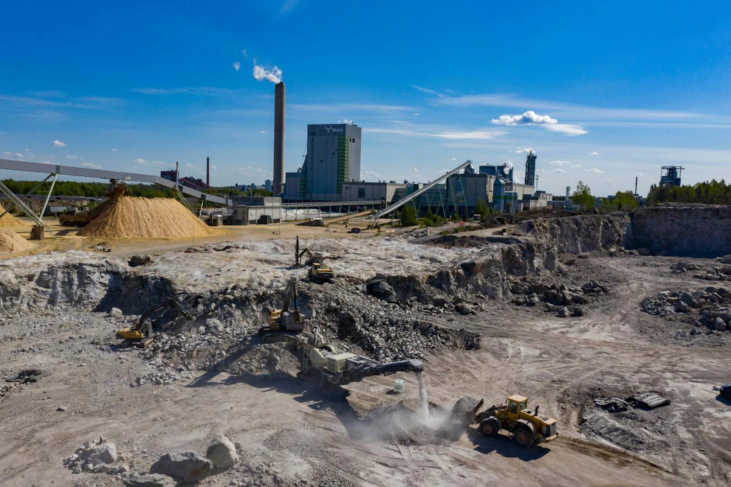 Uusi saha nousee Metsä Fibren nykyisen sellutehtaan viereen. Mittava rakennushanke aloitettiin kallion räjäytyksillä, jotta uudelle tehtaalle saatiin riittävästi tilaa.