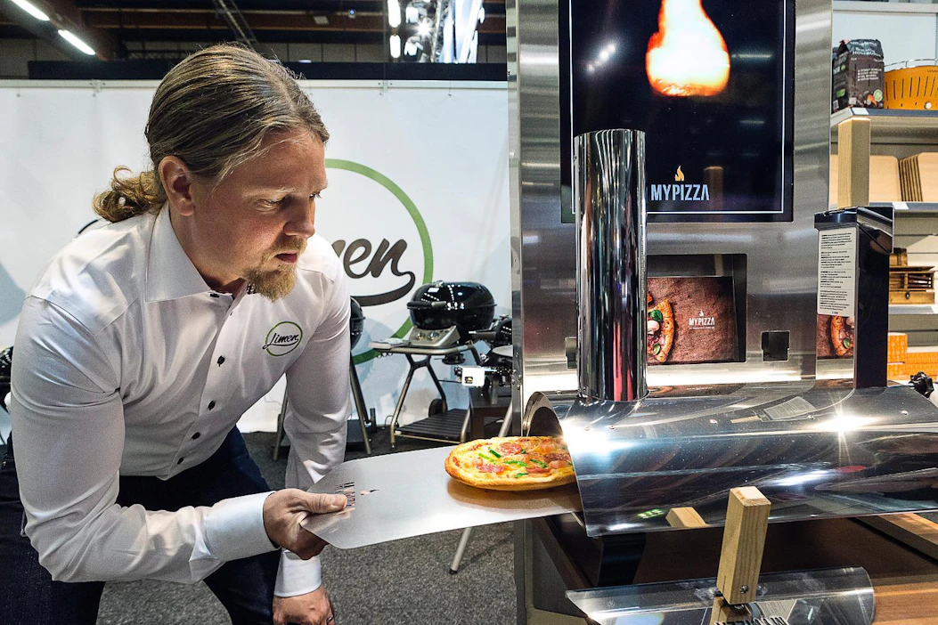 Minikokoinen pizzauuni valmistetaan Keminmaalla. Tuote esiteltiin ensi kertaa kevätmessuilla.