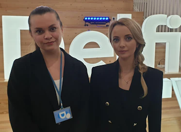 Valkovenäläinen Angelina Gudkova ja ukrainalainen Angela Bubelyak työskentelevät liettualaisessa Delfi.fi -verkkomediassa. Uutisointi on viime viikkoina keskittynyt voimakkaasti Ukrainan sotaan, josta naiset uutisoivat venäjän kielellä.