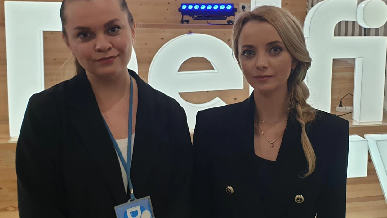 Valkovenäläinen Angelina Gudkova ja ukrainalainen Angela Bubelyak työskentelevät liettualaisessa Delfi.fi -verkkomediassa. Uutisointi on viime viikkoina keskittynyt voimakkaasti Ukrainan sotaan, josta naiset uutisoivat venäjän kielellä.