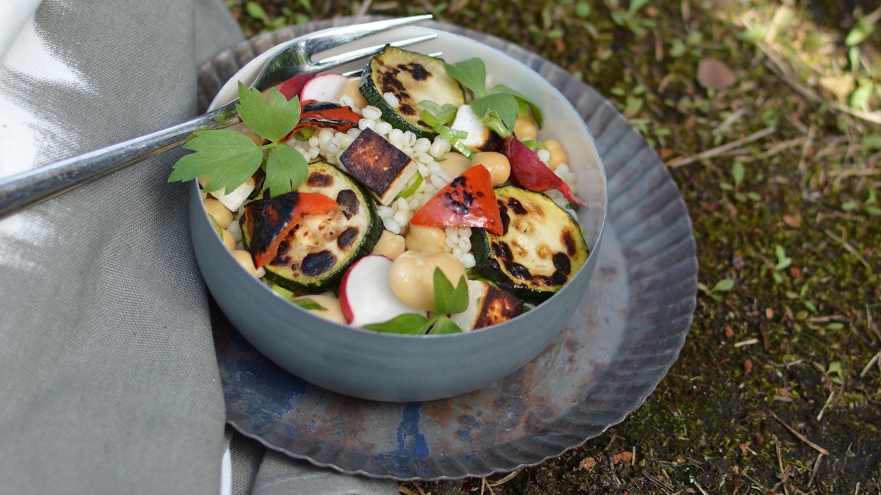 Ruokaisa lisukesalaatti saa lisämakua sesongin villiyrteistä.