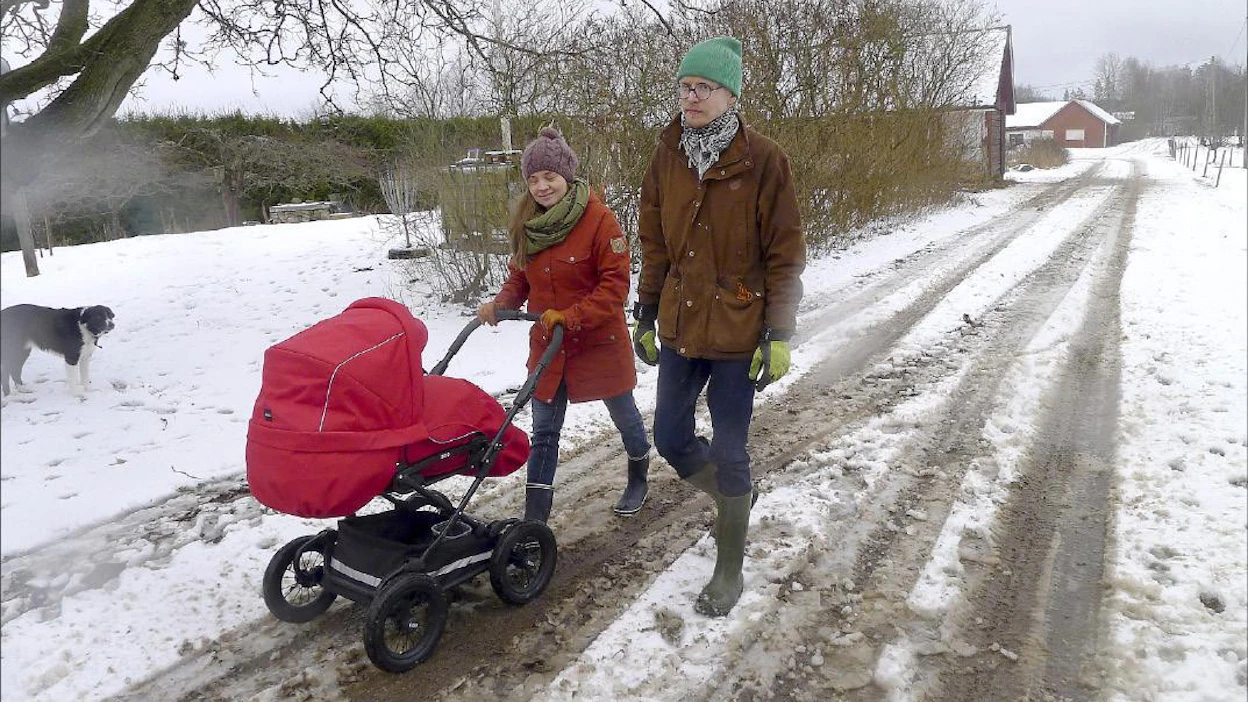 Maisa Juntunen ja Tuomas Laitinen asuvat Ollinahon vanhalla sukutilalla kahden alle kouluikäisen lapsensa kanssa. Kangasniemen Koittilassa on toimiva kyläkoulu, ja pariskunta on tyytyväinen maaseutukunnan palveluihin. Janne Nousiainen