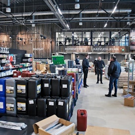 Hankkijan uutta myymälää viimeisteltiin maaliskuun puolivälissä Seinäjoella. Kaupankäynti alkoi runsas viikko sitten.