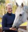 Kuvassa Minna Tallbergin kanssa olevan kimon tamman lievä jännittyminen kuvaustilanteessa näkyy silmien ympärillä olevien lihasten jännittymisenä, eli niin sanottuna "huoliryppyinä".