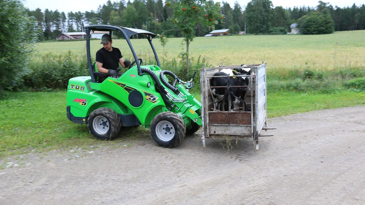 Sähkö-Avantin suorituskyky vastaa 500-sarjan koneita. Hydrauliikalle ja voimansiirrolle on kummallekin oma sähkömoottori.