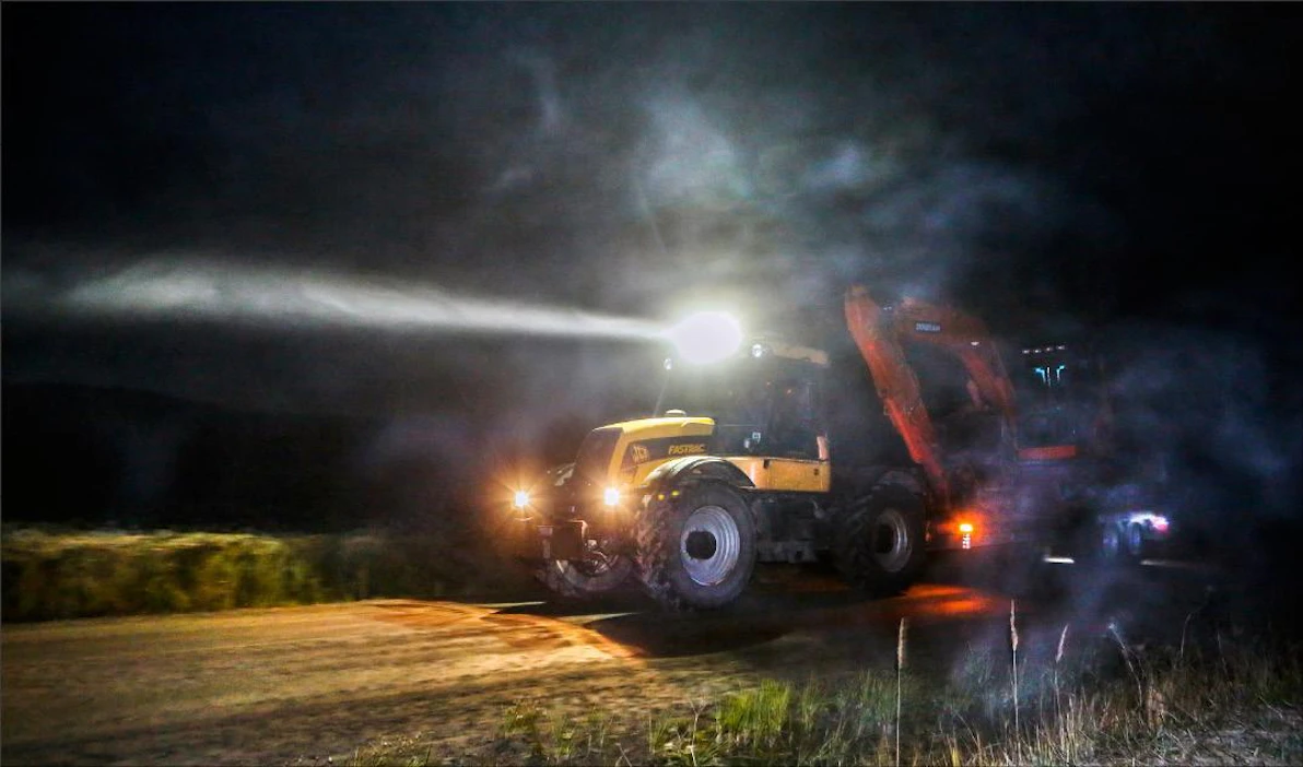 Pöytyäläinen urakoitsija Antti Koivisto siirsi kaivuria ripeäkulkuisella JCB:n traktorilla keskiviikkona. Pasi Leino