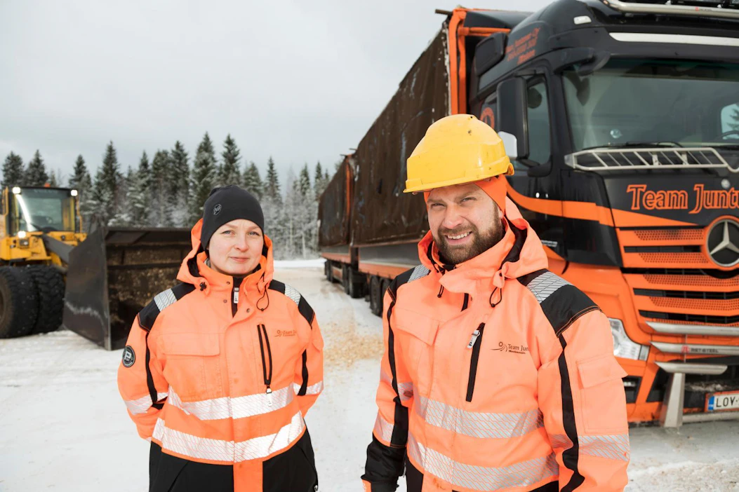 Mari ja Heikki Juntunen kertovat laajentavansa turveyhtiönsä toimintaa energiapuun ja pyöreän puun kuljetukseen. Takana yhtiön hakeauto, jota Heikki oli lähdössä ajamaan Kärsämäen terminaalilta Ouluun maaliskuun alkupuolella.