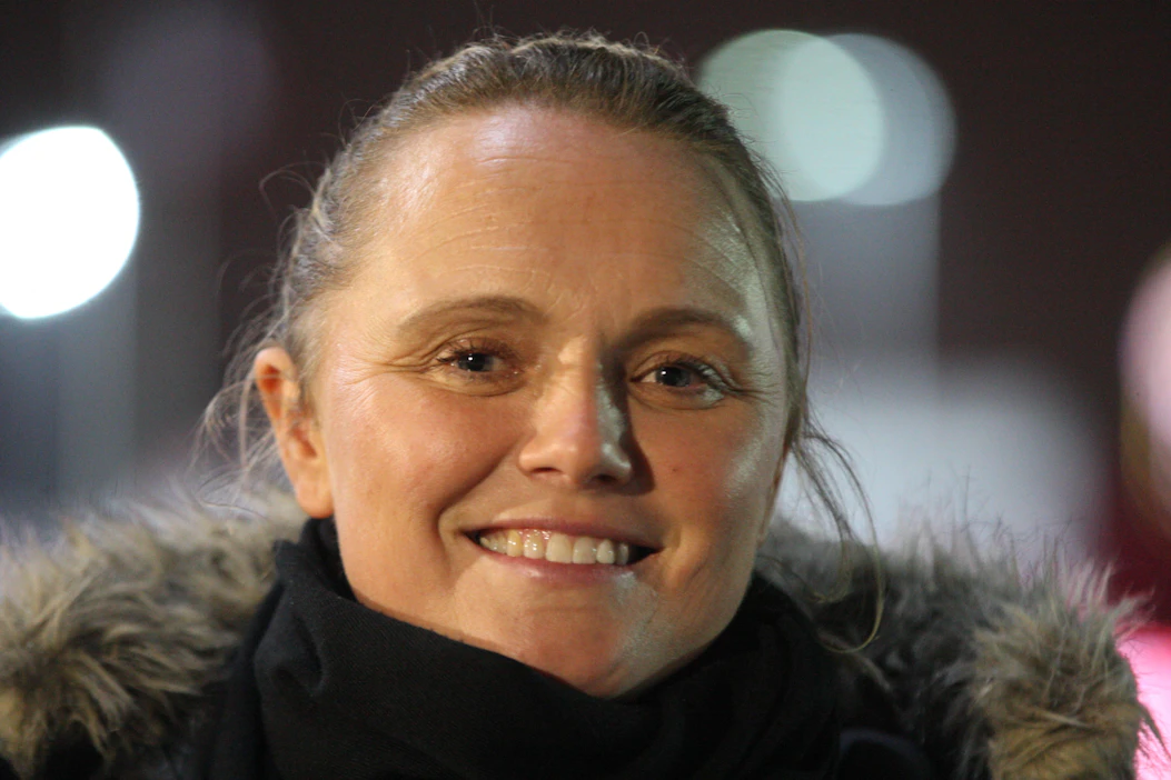 Kirsi Manninen on tehnyt työuransa ravitalleilla ympäri maailmaa. Tällä hetkellä hän työskentelee Jean-Michel Bazirella, joka oli viime vuonna Vincennesin champion 20. kertaa.