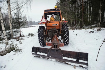 Tiekunnan puheenjohtaja Timo Parkkinen lanasi viime viikolla Mikkelin Parantalan yksityistietä, joka peruskorjataan ensi kesänä. Uusi laki uhkaa nostaa kustannuksia.