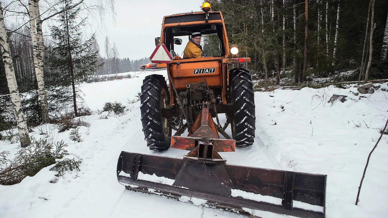 Tiekunnan puheenjohtaja Timo Parkkinen lanasi viime viikolla Mikkelin Parantalan yksityistietä, joka peruskorjataan ensi kesänä. Uusi laki uhkaa nostaa kustannuksia.