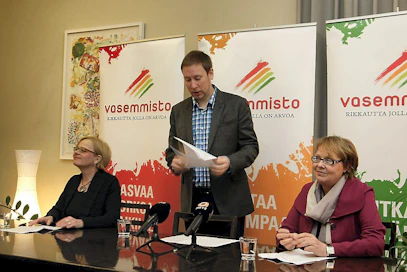 Vasemmistoliiton tiedotustilaisuus. Vas. puoluesihteeri Sirpa Puhakka, puheenjohtaja Paavo Arhinmäki ja eduskuntaryhmän puheenjohtaja Annika Lapintie .