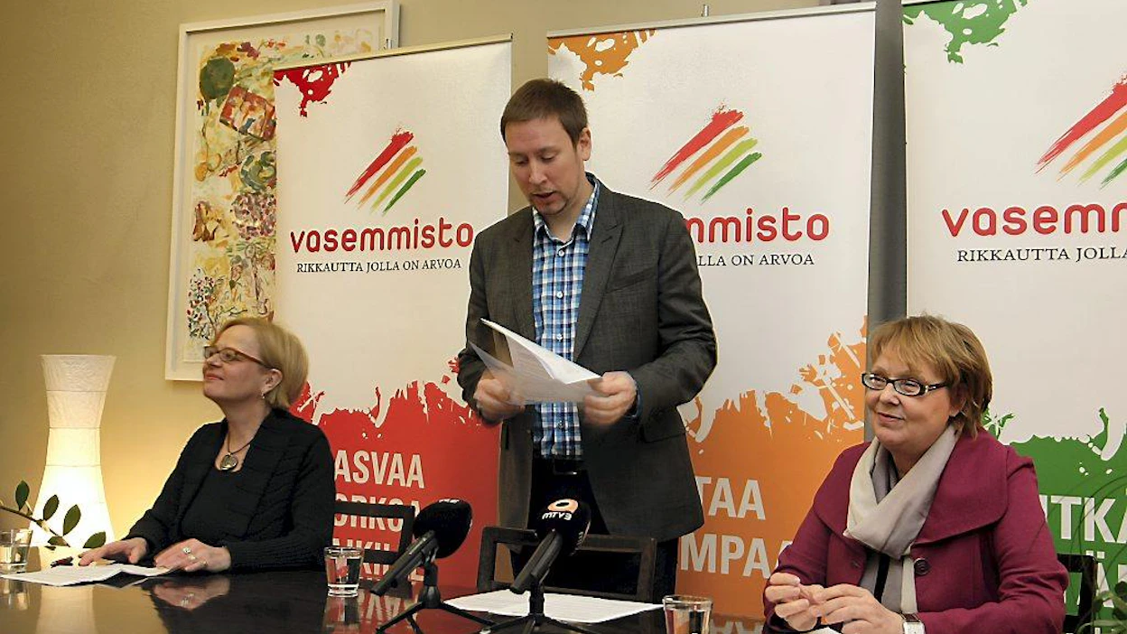 Vasemmistoliiton tiedotustilaisuus. Vas. puoluesihteeri Sirpa Puhakka, puheenjohtaja Paavo Arhinmäki ja eduskuntaryhmän puheenjohtaja Annika Lapintie .