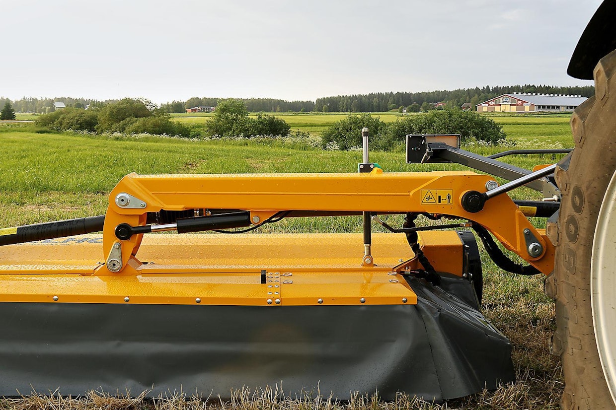 Takakoneen kannattelusta vastaa vaakapuomi ja sitä nostava hydraulisylinteri. Limityssäätö tehdään puomin ja niittoyksikön välissä olevalla varrella. Työleveys säätyy sen avulla 9,7–10,7 m välillä. Vaakapuomin takana pystyssä näkyvästä liukuputkesta näkee, ovatko nostolaitteet oikealla korkeudella.
